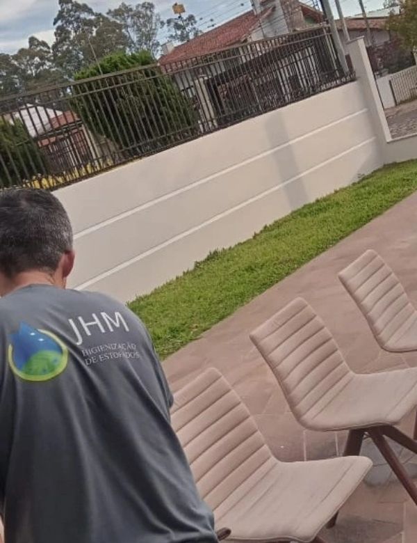 Profissional uniformizado da JHM Higienização de Estofados em atendimento a domicílio em Passo Fundo